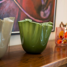 Carica l'immagine nel visualizzatore di Gallery, Venini Vaso Fazzoletto cm 12 verde mela 700.04