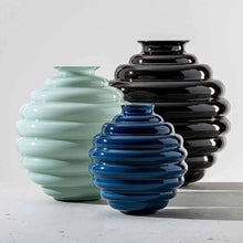 Carica l'immagine nel visualizzatore di Gallery, Venini Vaso Decò nero vetro di murano 707.07