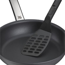Carica l'immagine nel visualizzatore di Gallery, Paletta nylon antigraffio per padelle antiaderenti WMF
